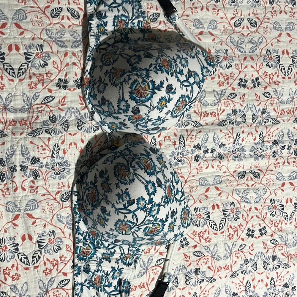 Woman’s t-shirt bra floral white and blue size 42F not new no tags